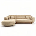 L-vormige bank met een stoffen bekleding in beige en houten poten 200 x 90 x 80cm